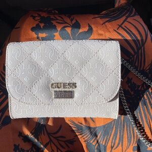 Guess petite, pale pink purse 👛 w/silver chained detachable credit card holder